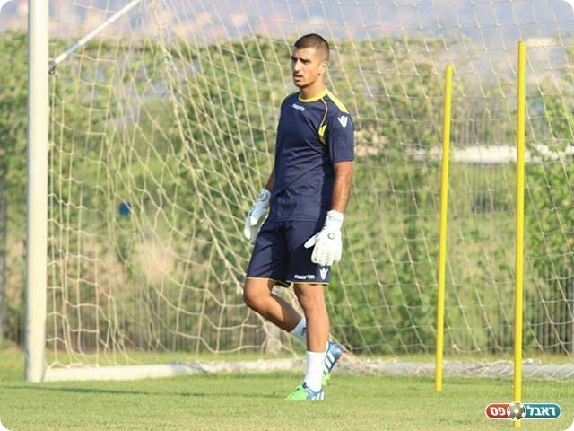 שוער צעיר בין הקורות. הימור או בינגו? (עודד חסין)